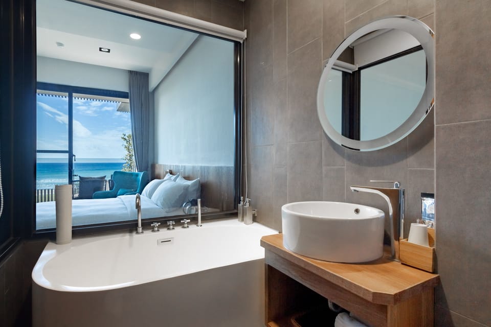 Superior Double Room, Bathtub, Sea View | Bathroom | Free toiletries, hair dryer, slippers, bidet