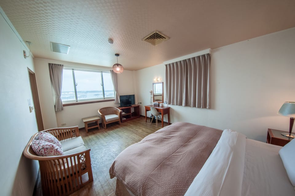 Luxury Double Room, 1 Double Bed, Non Smoking | Bathroom | Free toiletries, hair dryer, slippers, towels