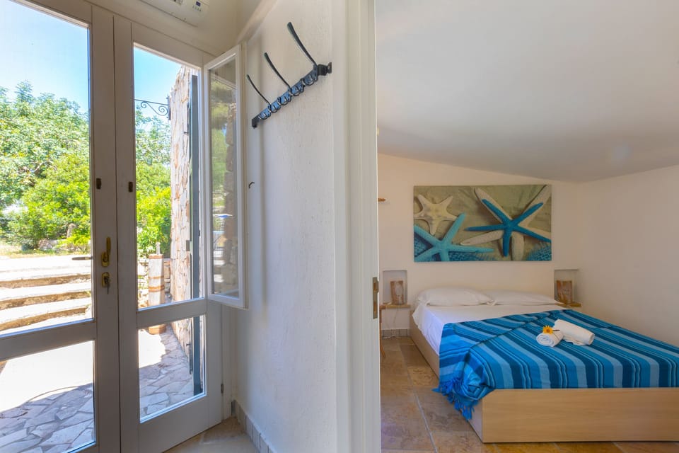 House, 1 Queen Bed, Non Smoking, Garden View | Soundproofing, iron/ironing board, WiFi (free)