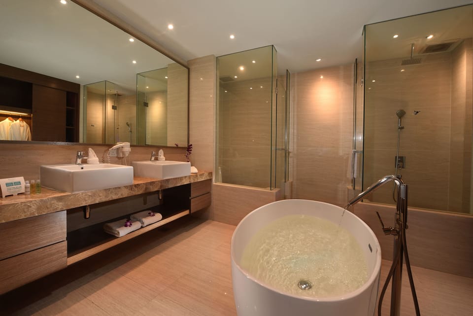 Shower, rainfall showerhead, free toiletries, hair dryer