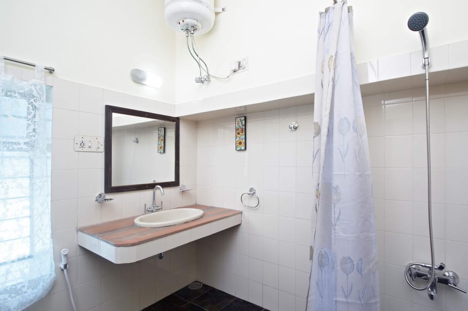 Superior Double Room, Garden View | Bathroom | Shower, slippers, bidet, towels