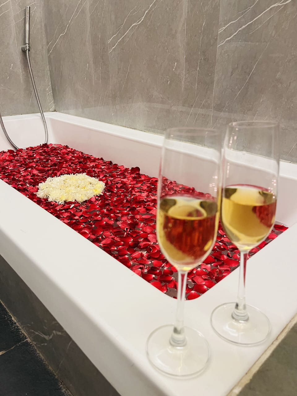 Superior Double Room | Bathroom | Shower, free toiletries