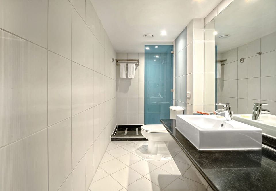 Executive Suite | Bathroom | Shower, free toiletries, hair dryer, bathrobes