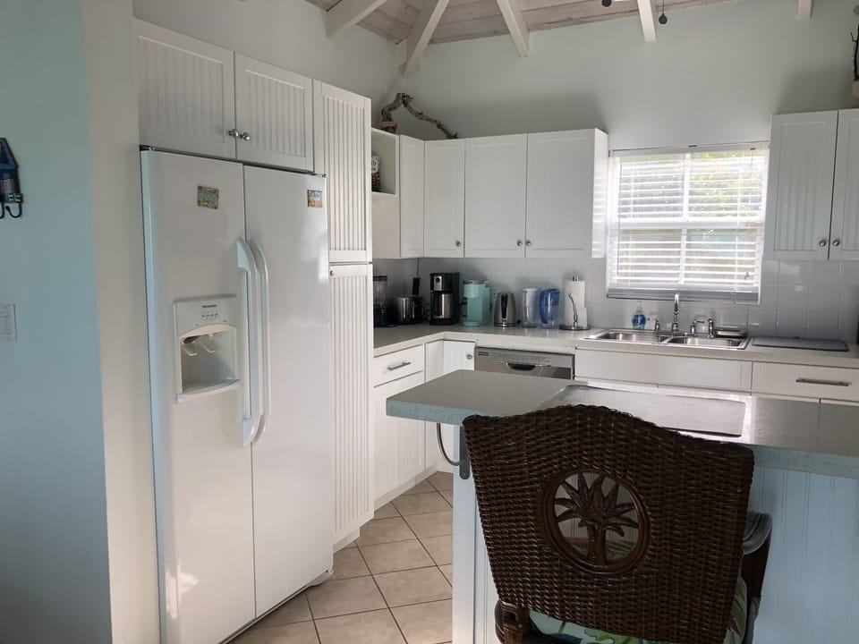 upgraded bright island style kitchen fully equiped
