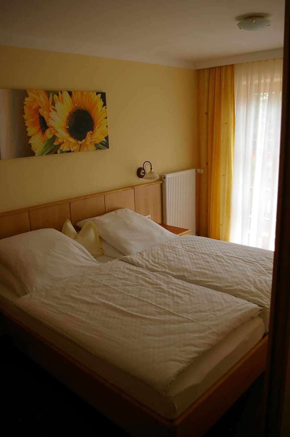 Hypo-allergenic bedding available, desk, soundproofing, WiFi (free)