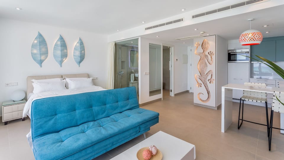 Deluxe Suite (Blue Ocean) | Premium bedding, in-room safe, blackout drapes, soundproofing
