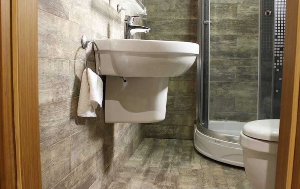 Shower, rainfall showerhead, free toiletries, towels