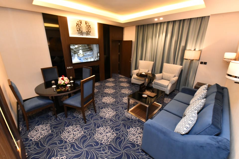 Premium Suite | Living area | Flat-screen TV