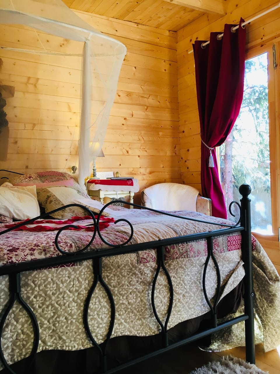 Romantic Cabin | Minibar, bed sheets