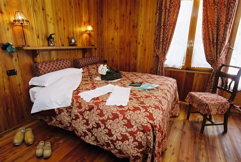 Triple Room, Non Smoking | Desk, free WiFi, bed sheets