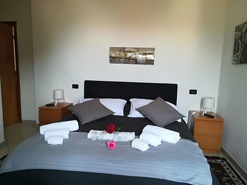 Double Room, 1 Queen Bed, Non Smoking | Free WiFi, bed sheets