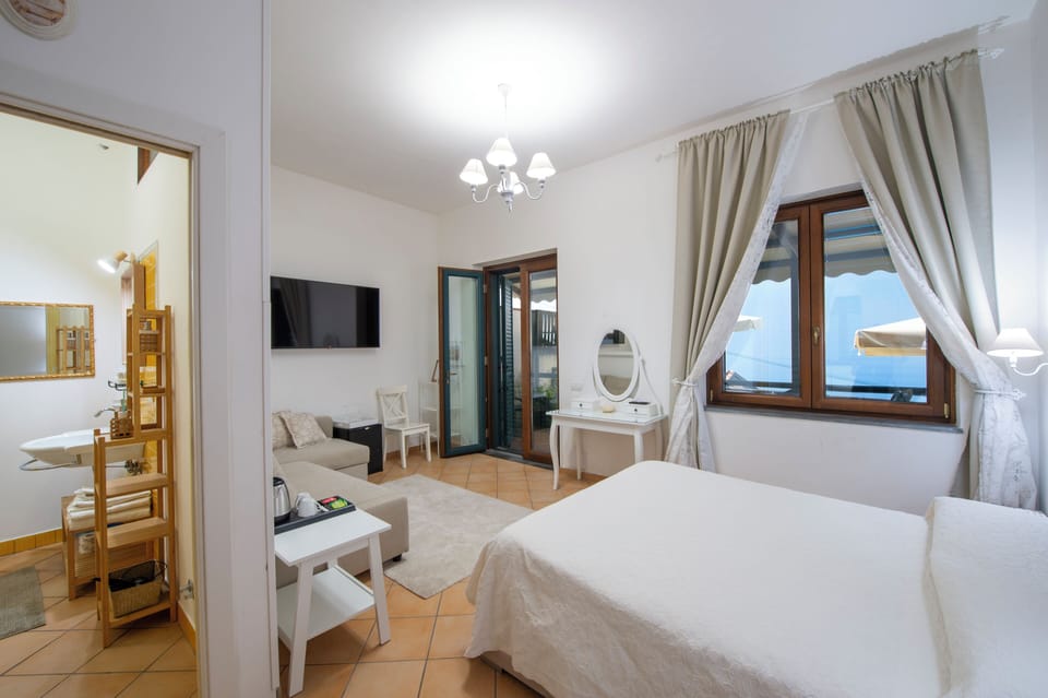 Premium Double Room, Non Smoking | Premium bedding, down comforters, in-room safe, desk