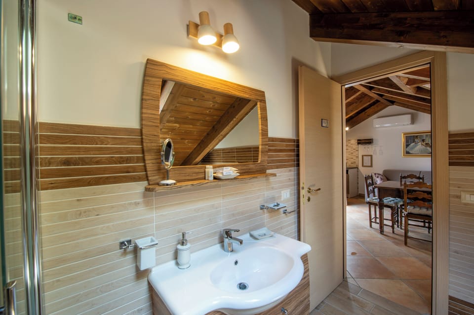 Deluxe Double Room, 1 Double Bed with Sofa bed, Non Smoking, Ocean View | Bathroom | Shower, free toiletries, hair dryer, bidet