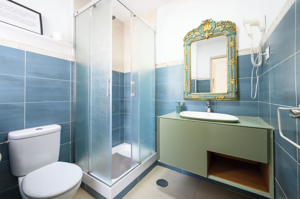 Deluxe Double Room, 1 Queen Bed, Private Bathroom | Bathroom | Shower, rainfall showerhead, free toiletries, hair dryer