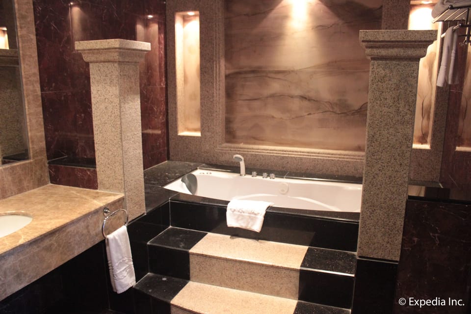 Deep soaking bathtub