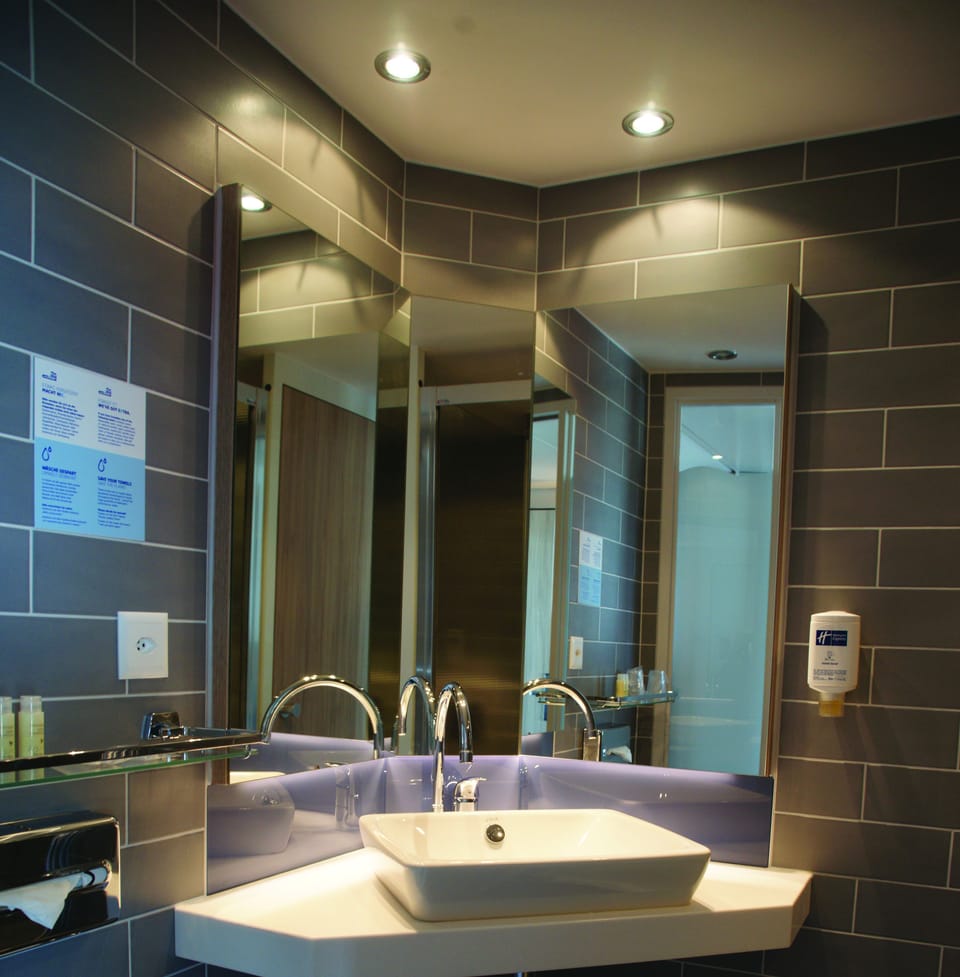 Combined shower/tub, free toiletries, hair dryer, towels