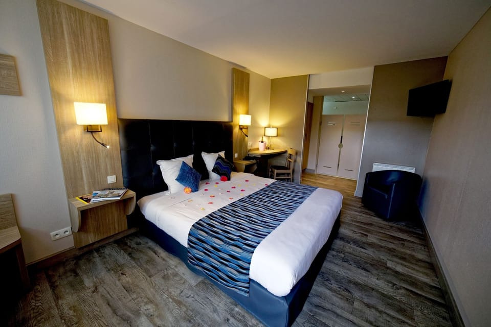 In-room safe, desk, soundproofing, cribs (free)