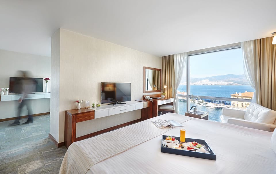 Suite | Premium bedding, minibar, in-room safe, desk