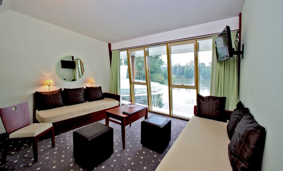 Suite | Desk, cribs (free), WiFi (free), bed sheets