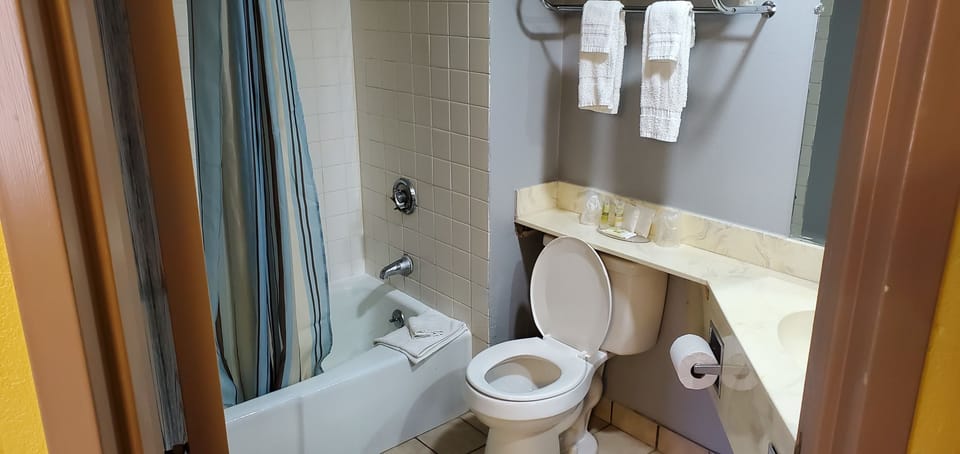 Standard Room, 2 Double Beds (2 Double Beds Non Smoking) | Bathroom | Deep soaking tub, free toiletries, towels