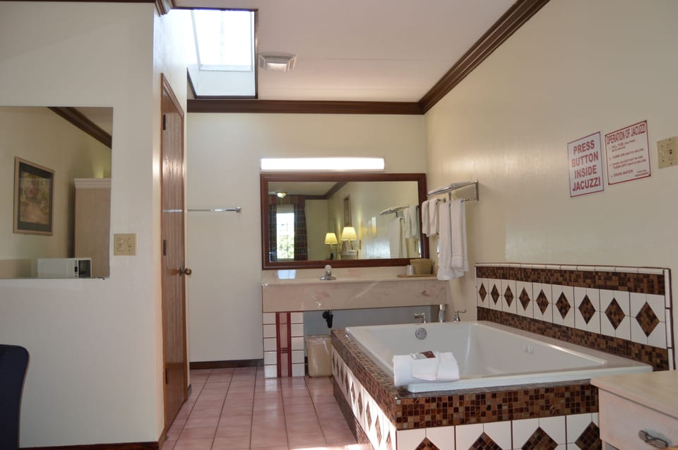 Deluxe Room, 1 King Bed | Jetted tub