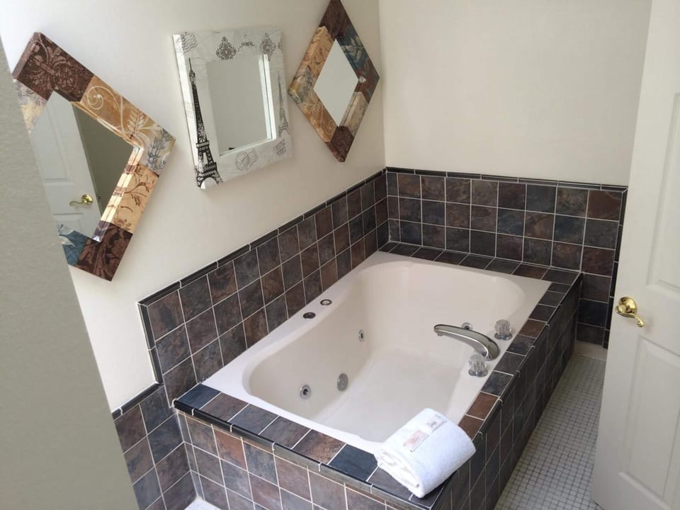 Deluxe Room, 1 King Bed | Bathroom | Combined shower/tub, hair dryer, towels