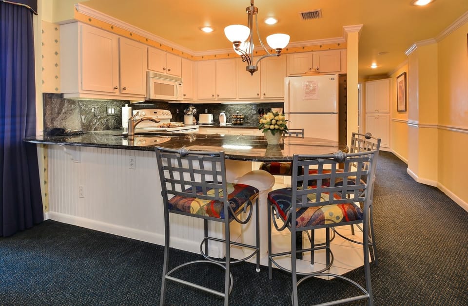 Fu;; Kitchen with extended counter for dining