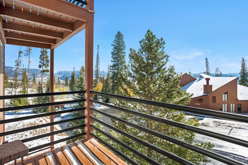 Breathe The Rocky Mountain Air! Clubhouse Across Parking Lot