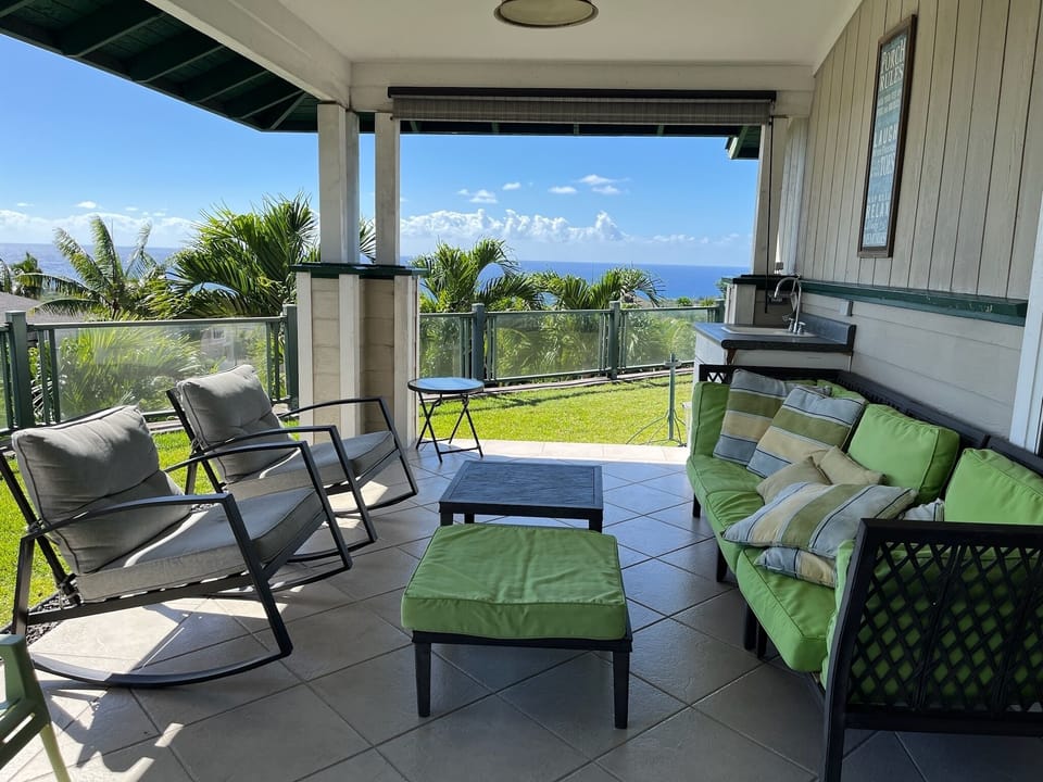Relax in the back lanai with 180 degree view of the ocean and mountain.