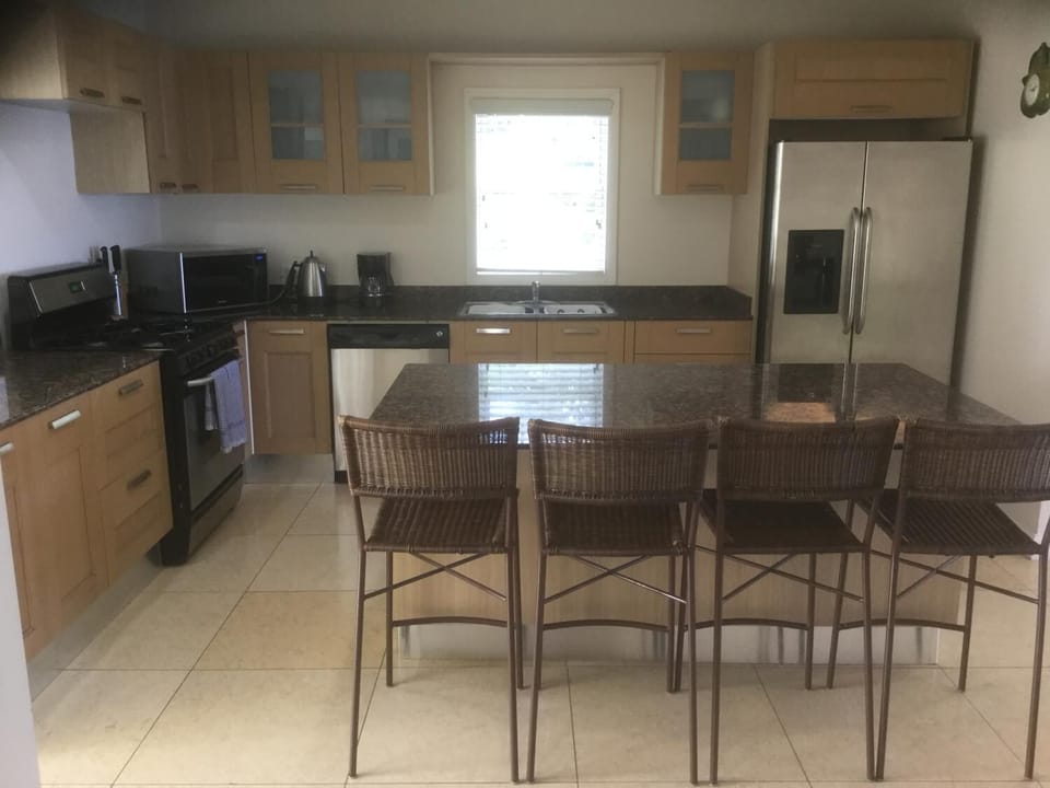 Coffee/tea maker, full-size fridge, microwave, oven