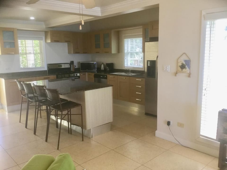 Coffee/tea maker, full-size fridge, microwave, oven
