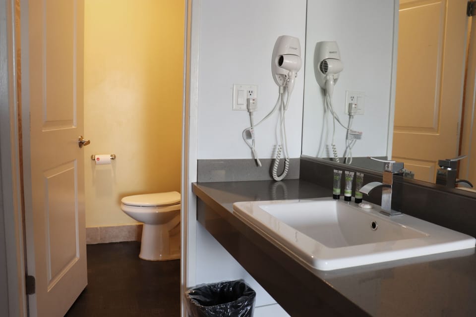 Standard Triple Room, 3 Twin Beds, Non Smoking | Bathroom | Combined shower/tub, hair dryer, slippers, towels