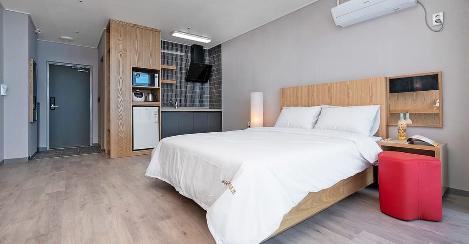 Business Double Room, Ocean View | Premium bedding, blackout drapes, soundproofing, free WiFi