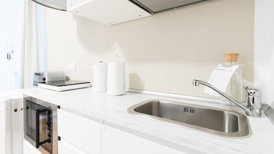 Studio (1 Bedroom) | Private kitchenette | Fridge, microwave, oven, highchair