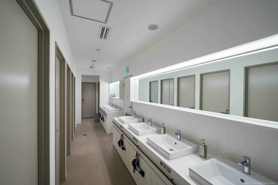 Shower, hair dryer, slippers, bidet
