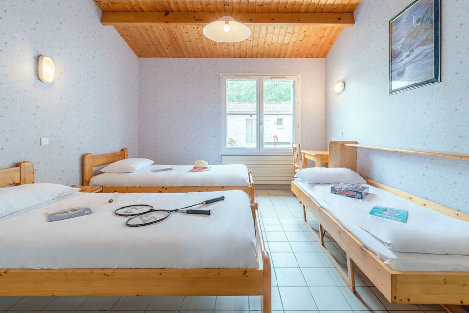 Family Twin Room, 2 Twin Beds & Extra child bed | Free cribs/infant beds, bed sheets
