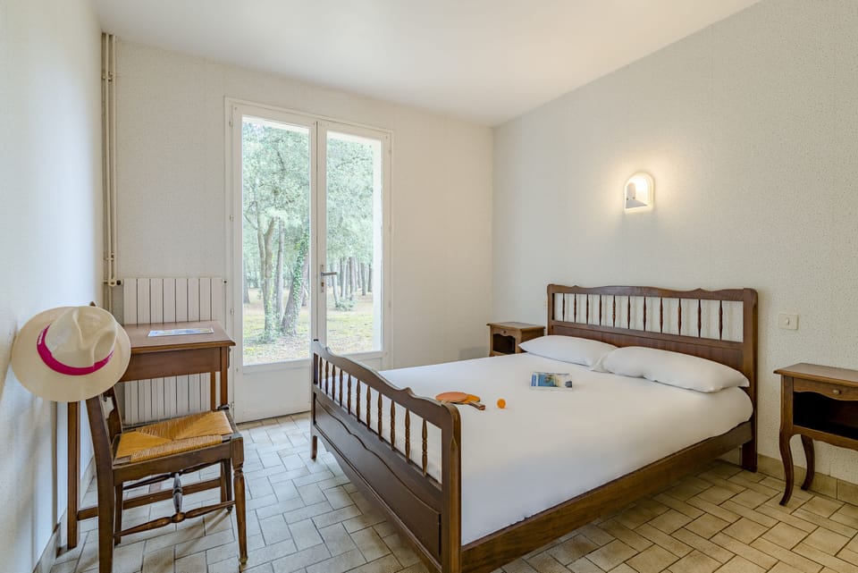 Free cribs/infant beds, bed sheets