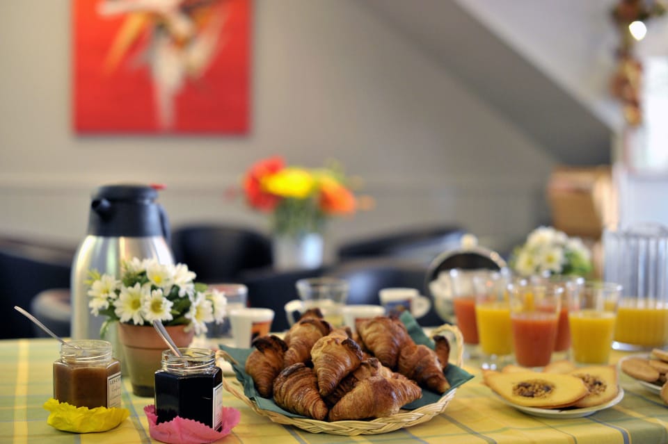 Daily buffet breakfast for a fee