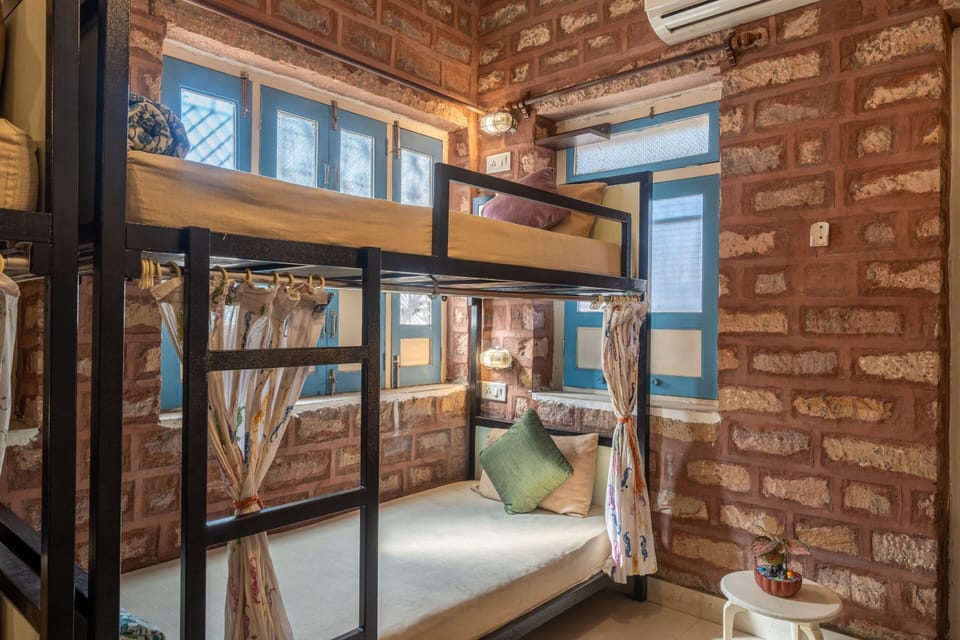 8 Bed Mixed AC Dorm | WiFi (free), bed sheets