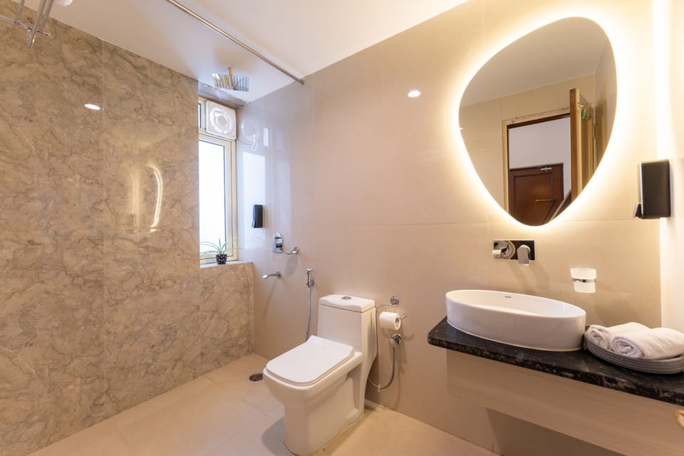 Deluxe Private Room | Bathroom | Shower, bathrobes, bidet, toilet paper