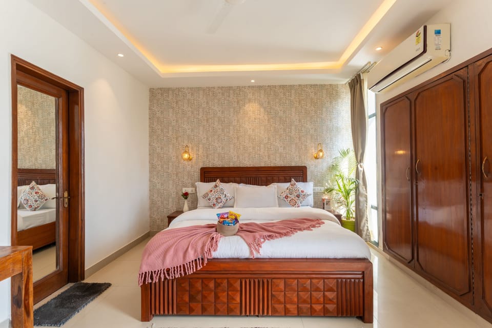 Premium bedding, blackout drapes, free WiFi, bed sheets