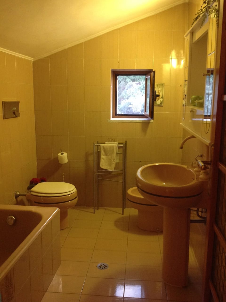 Classic Quadruple Room, 1 King Bed, Non Smoking | Bathroom | Free toiletries, hair dryer, bidet, towels