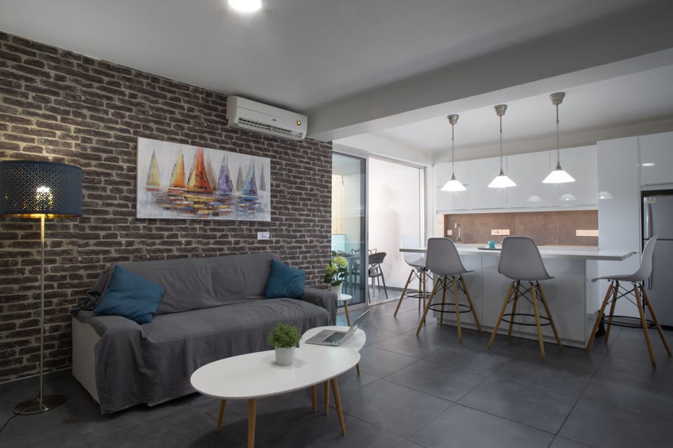 Apartment | Living room | Flat-screen TV, DVD player, MP3 dock