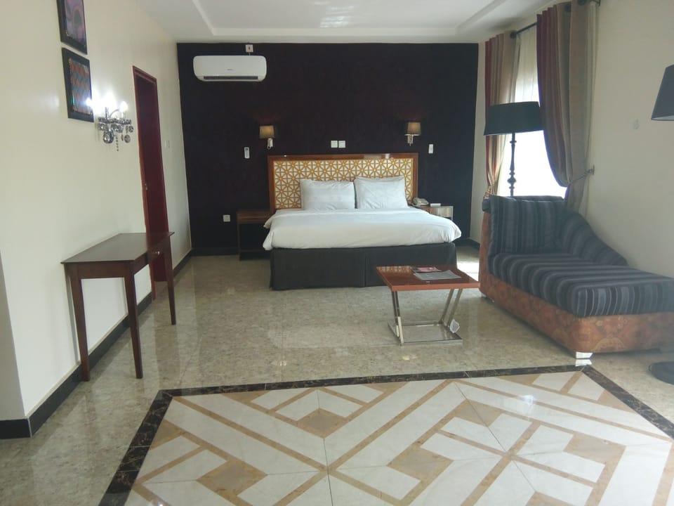 Presidential Suite | In-room safe, desk, laptop workspace, blackout drapes