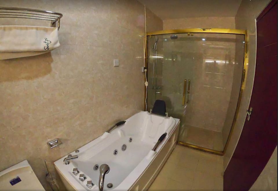 Presidential Suite | Bathroom | Free toiletries, hair dryer, slippers, towels