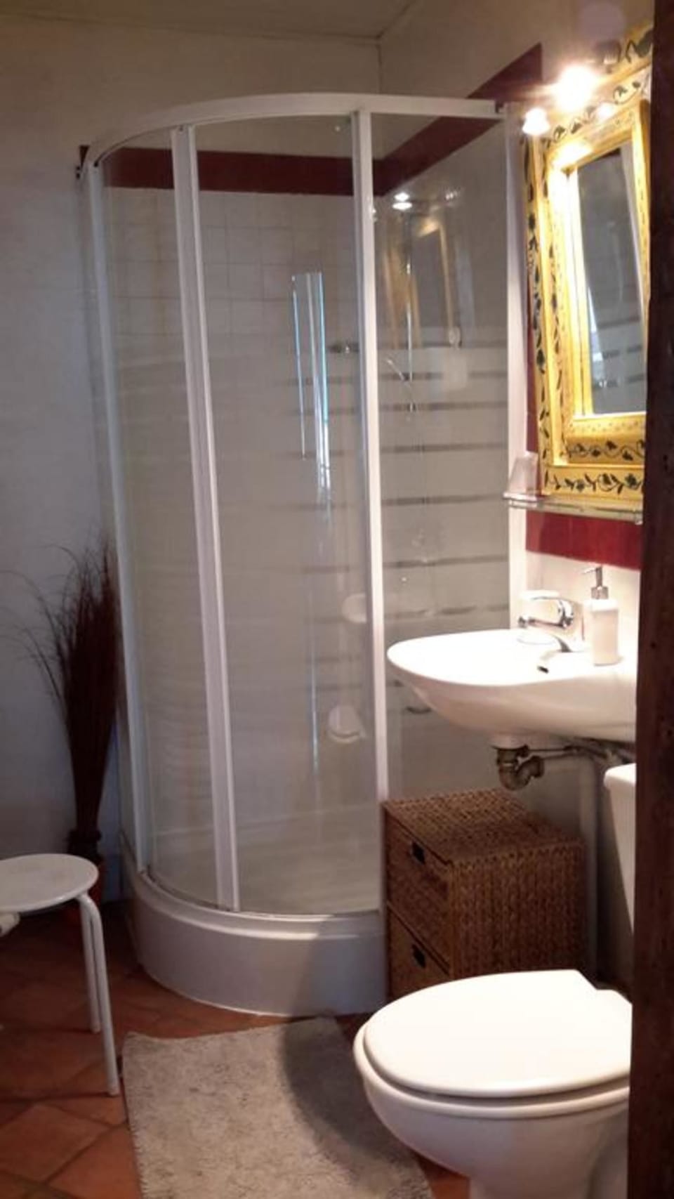Suite (Jeanne) | Bathroom | Shower, rainfall showerhead, hair dryer, towels