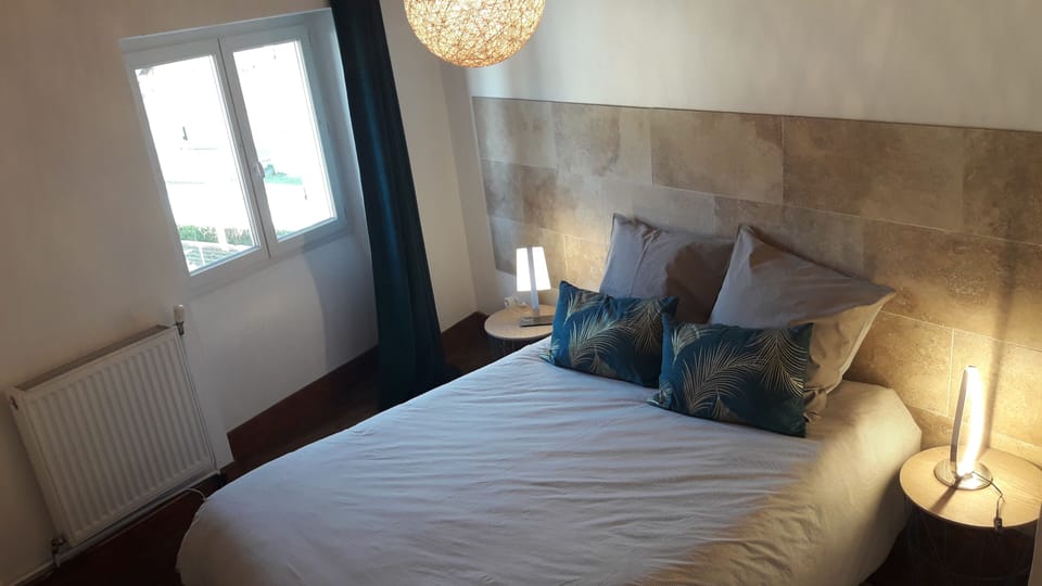 Suite Gaston | Bathroom | Shower, rainfall showerhead, hair dryer, towels