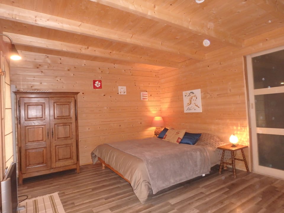 Double Room (Le Chalet) | Iron/ironing board, free cribs/infant beds, rollaway beds, free WiFi