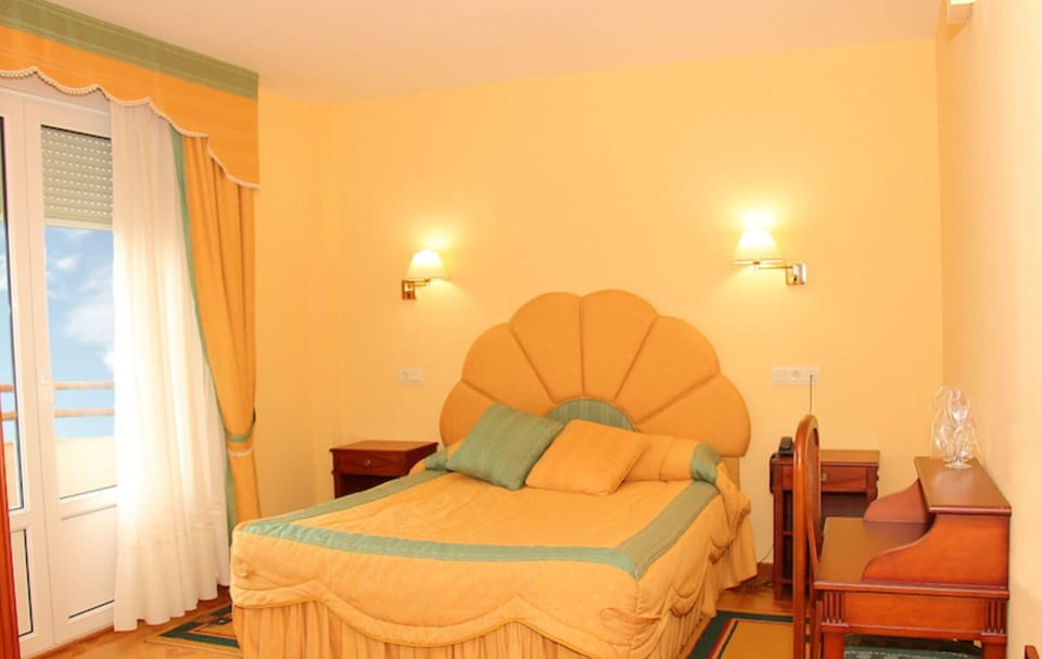 Double Room | Desk, laptop workspace, blackout drapes, free WiFi