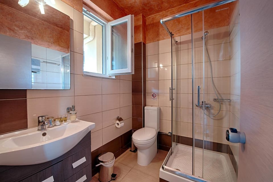 Shower, free toiletries, hair dryer, bathrobes